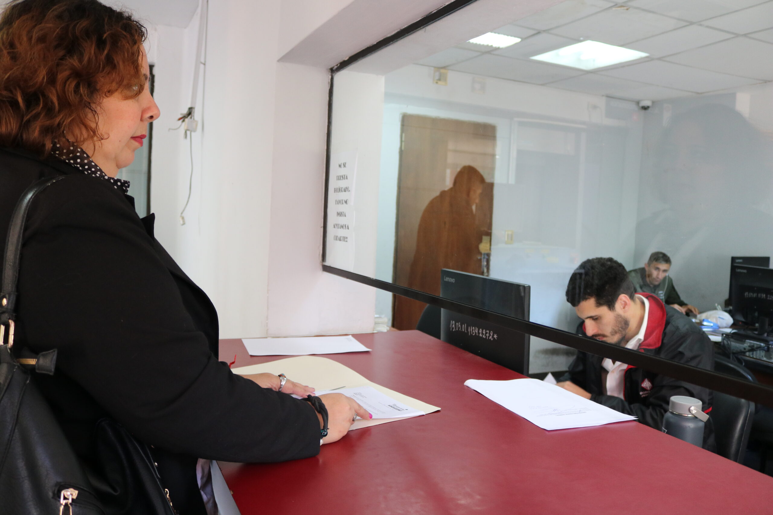 Abogada Natalia Rodríguez de Tierraviva al momento de presentar la denuncia ante la Fiscalía