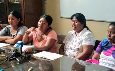 Mujeres indígenas exigen asistencia de la Secretaría de Emergencia Nacional.