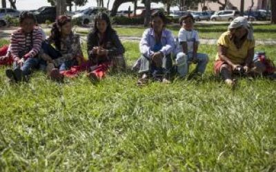 Indígenas paraguayos llevan al Senado miles de firmas para reclamar tierras