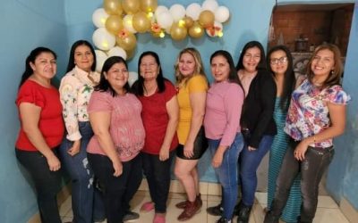 Ña Antonia rodeada de sus hijas 